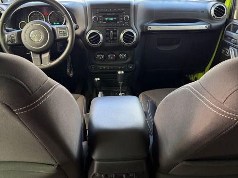 Used 2016 Jeep Wrangler Unlimited Rubicon image 14