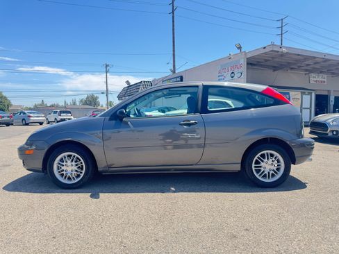 Used 2005 Ford Focus ZX3 Hatchback FWD image 4