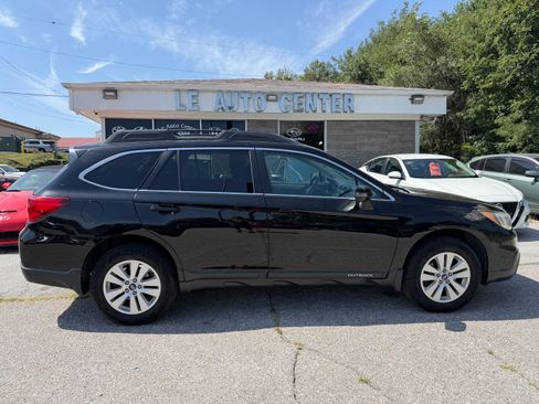 Used 2017 Subaru Outback 2.5i Premium AWD/4WD image 1