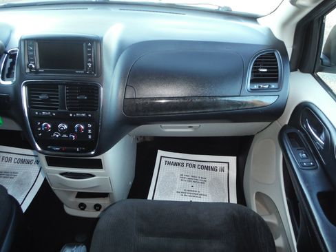 Used 2018 Dodge Grand Caravan SE image 12