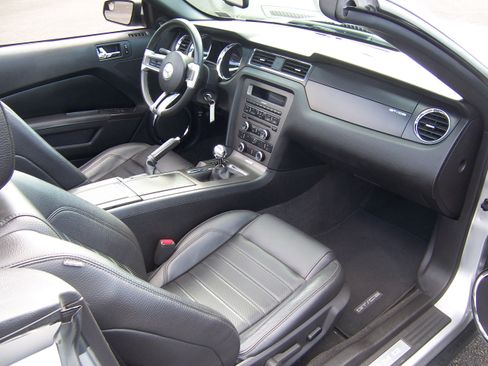 Used 2011 Ford Mustang GT Premium image 17