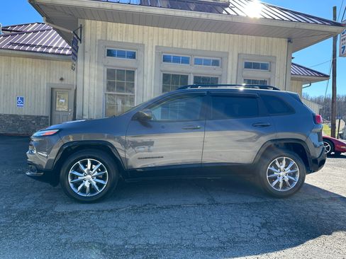 Used 2018 Jeep Cherokee Latitude image 2
