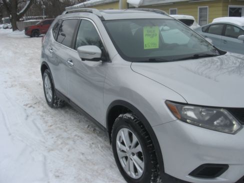 Used 2015 Nissan Rogue SV image 3
