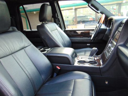 Used 2017 Lincoln Navigator L Reserve image 31