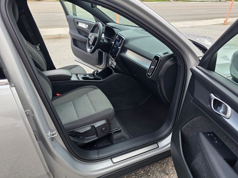 Used 2024 Volvo XC40 B5 Core image 9