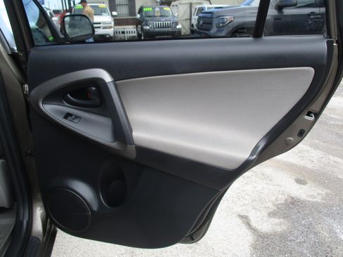 Used 2011 Toyota RAV4 image 27