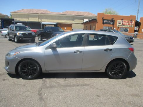 Used 2013 MAZDA MAZDA3 i Touring Hatchback FWD image 2