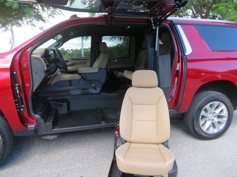 Used 2023 Chevrolet Suburban Premier image 31