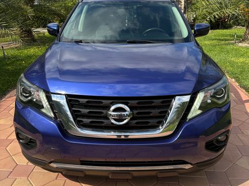 Used 2017 Nissan Pathfinder SV image 2