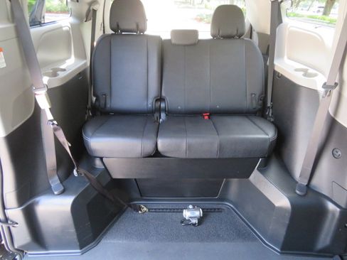 Used 2017 Toyota Sienna SE FWD image 24
