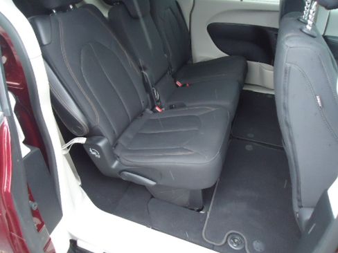 Used 2019 Chrysler Pacifica Touring Plus FWD image 13