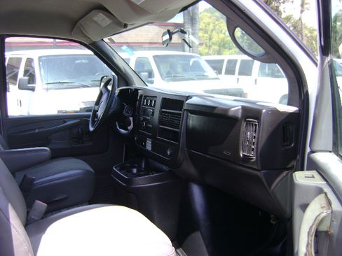Used 2009 GMC Savana 3500 UNAVAIL RWD image 9