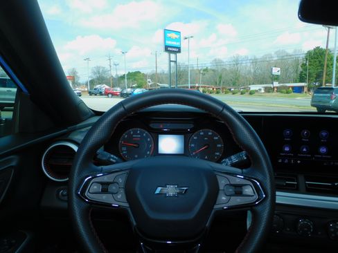 Used 2024 Chevrolet Trax RS image 2