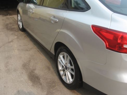 Used 2017 Ford Focus SE Sedan FWD image 6