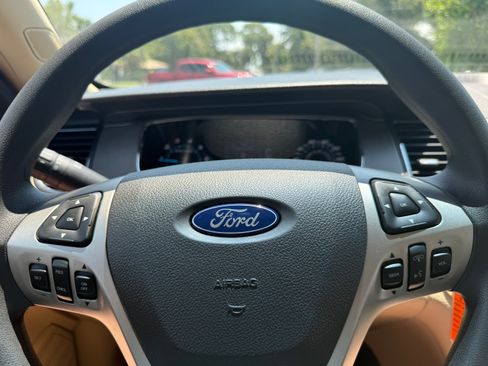 Used 2017 Ford Taurus SE image 11