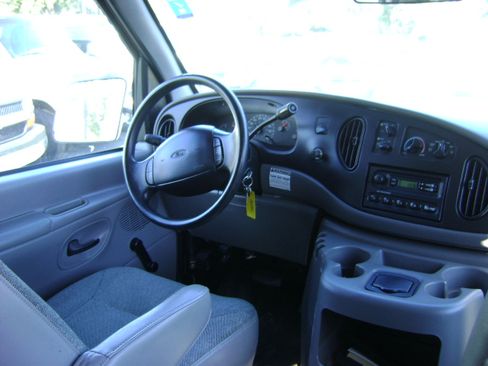 Used 2001 Ford E-350 and Econoline 350 XL image 8