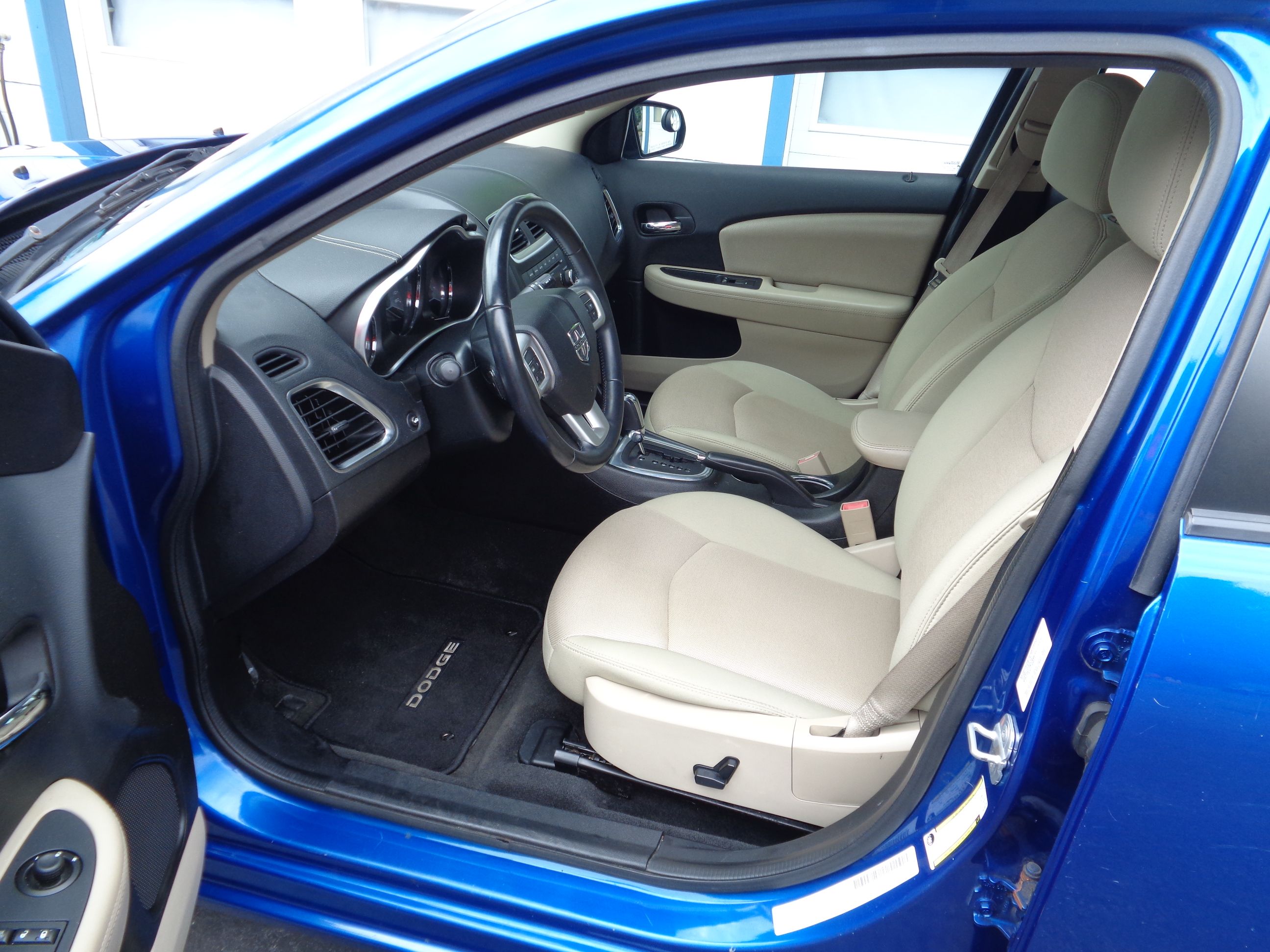 Used 2013 Dodge Avenger SXT FWD image 4