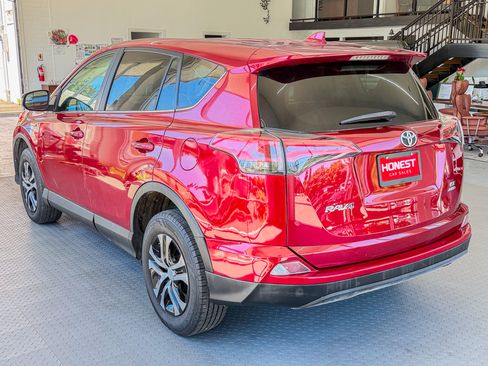 Used 2018 Toyota RAV4 AWD LE image 6