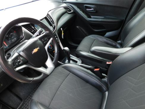 Used 2022 Chevrolet Trax AWD LT w/ 1LT image 8