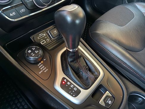 Used 2017 Jeep Cherokee Trailhawk AWD/4WD image 14