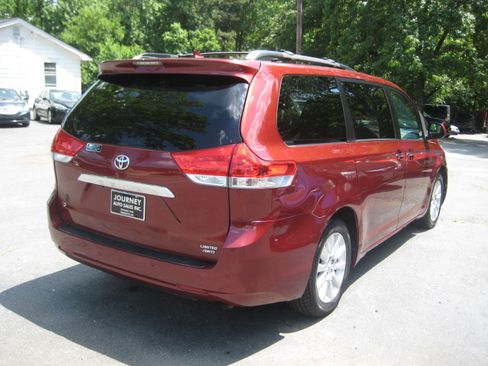 Used 2011 Toyota Sienna XLE Limited image 4