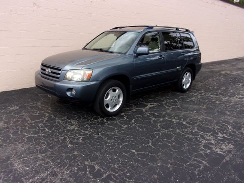 Used 2006 Toyota Highlander 4WD Limited V6 w/ 3rd Row image 1