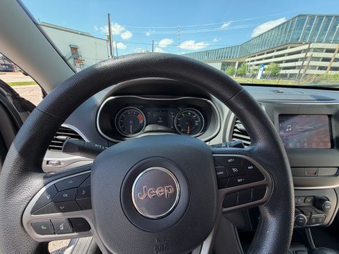 Used 2019 Jeep Cherokee Latitude image 32