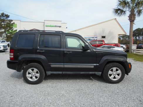 Used 2011 Jeep Liberty Sport image 4