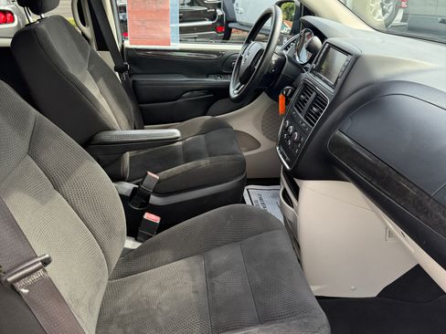 Used 2020 Dodge Grand Caravan SE image 18