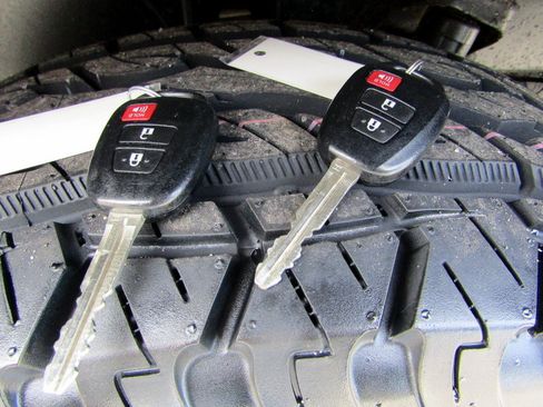 Used 2018 Toyota Tacoma SR5 image 26