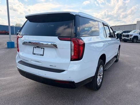 Used 2023 GMC Yukon XL 4WD SLT image 4