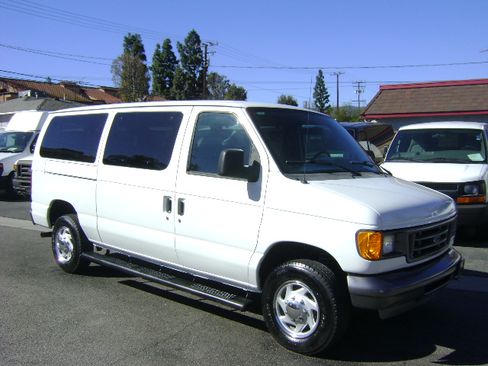Used 2006 Ford E-350 and Econoline 350 image 2