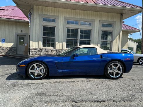 Used 2006 Chevrolet Corvette w/ 3LT image 2