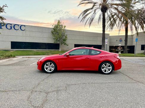 Used 2010 Hyundai Genesis Coupe 3.8 Grand Touring RWD image 2