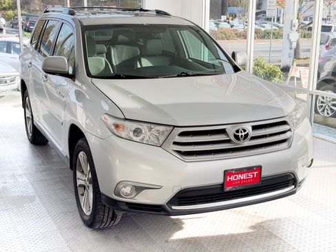 Used 2013 Toyota Highlander Limited image 1