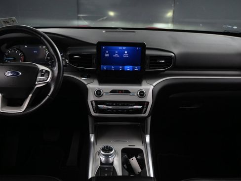 Used 2022 Ford Explorer XLT image 18
