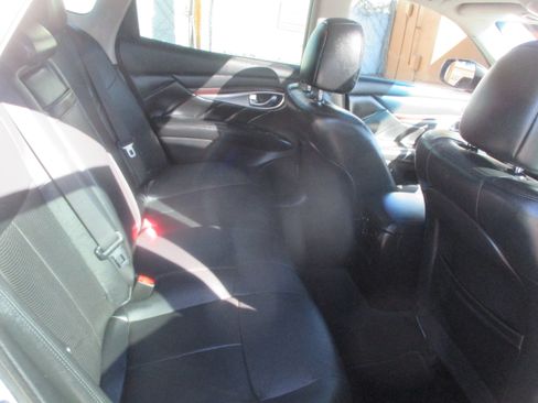 Used 2017 INFINITI Q70 Premium image 15