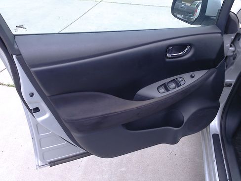 Used 2017 Nissan Leaf S image 9