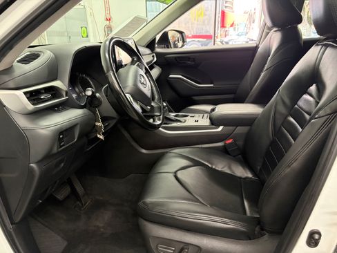 Used 2022 Toyota Highlander FWD LE V6 image 11