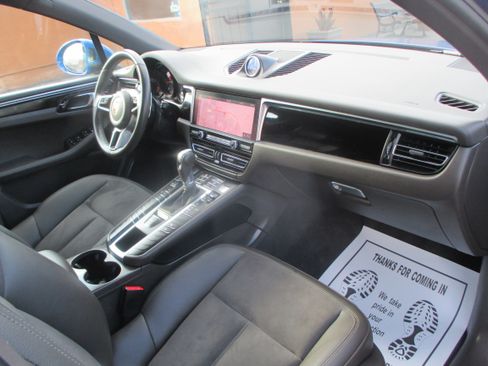 Used 2019 Porsche Macan Sport Utility 4D AWD/4WD image 3