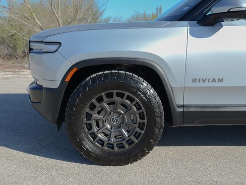 Used 2025 Rivian R1S Adventure image 9