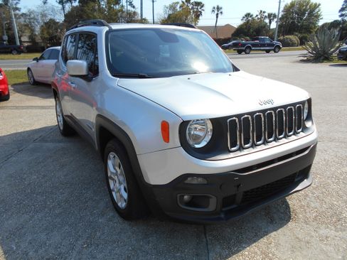 Used 2018 Jeep Renegade Latitude image 2