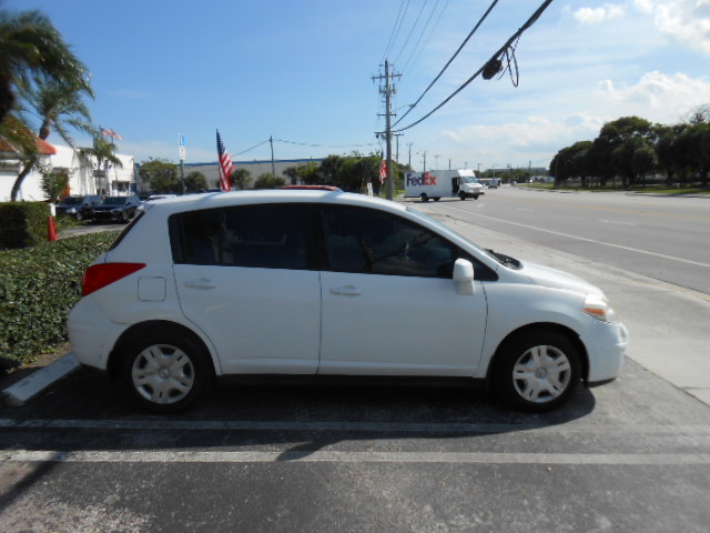 Used 2010 Nissan Versa Hatchback FWD image 7