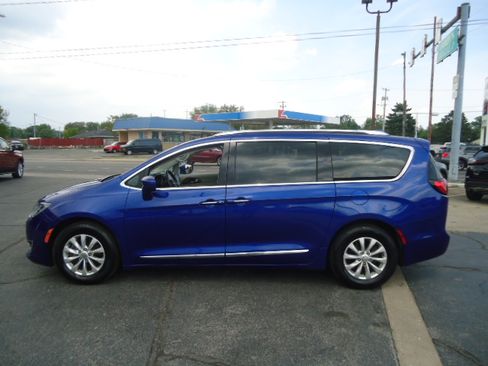 Used 2018 Chrysler Pacifica Touring-L FWD image 14