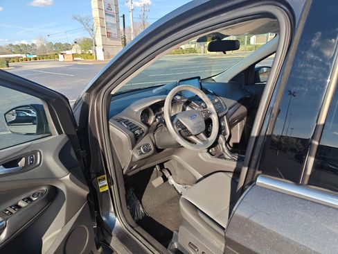 Used 2017 Ford Escape SE image 5