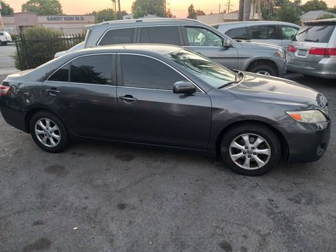 Used 2011 Toyota Camry LE image 1