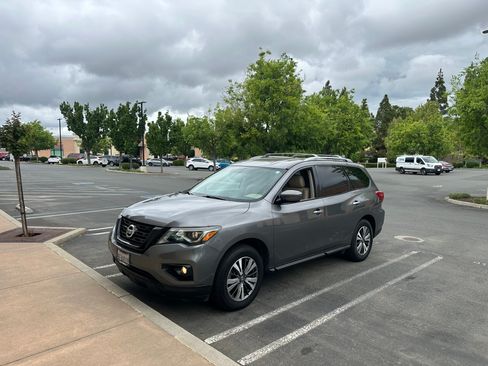 Used 2017 Nissan Pathfinder SV image 2