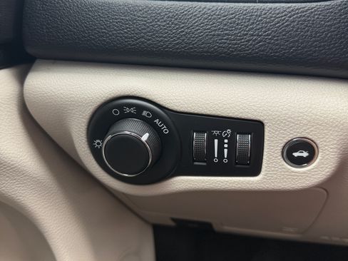 Used 2016 Chrysler 200 Limited image 10