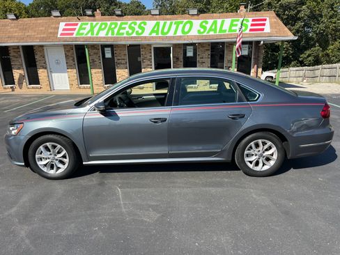 Used 2017 Volkswagen Passat 1.8T S image 4
