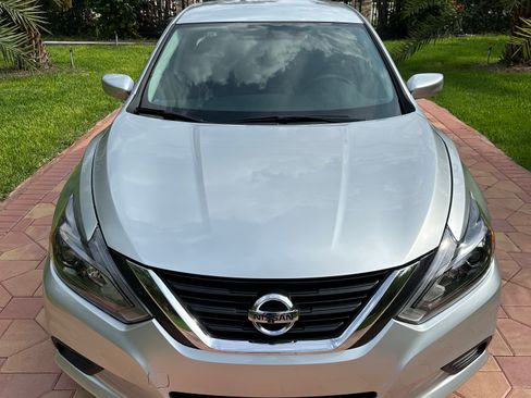 Used 2016 Nissan Altima SV FWD image 2